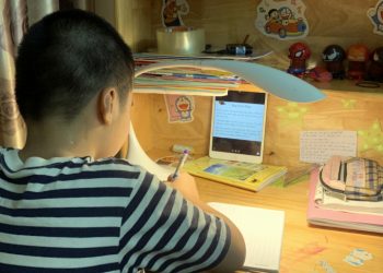 Học sinh lớp 3 trường Tiểu học Hồng Hà (quận Bình Thạnh, TP HCM) học trực tuyến tại nhà tháng 8/2021. Ảnh: CTV