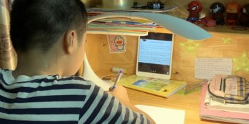 Học sinh lớp 3 trường Tiểu học Hồng Hà (quận Bình Thạnh, TP HCM) học trực tuyến tại nhà tháng 8/2021. Ảnh: CTV