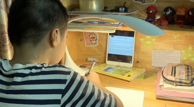 Học sinh lớp 3 trường Tiểu học Hồng Hà (quận Bình Thạnh, TP HCM) học trực tuyến tại nhà tháng 8/2021. Ảnh: CTV