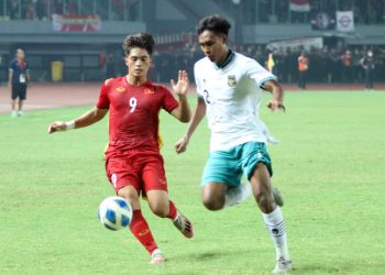 Tiền đạo Nguyễn Quốc Việt tranh chấp cùng cầu thủ U19 Indonesia tối 2/7 tại giải U19 Đông Nam Á. Ảnh: VFF