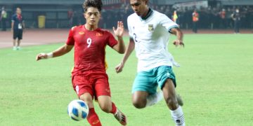 Tiền đạo Nguyễn Quốc Việt tranh chấp cùng cầu thủ U19 Indonesia tối 2/7 tại giải U19 Đông Nam Á. Ảnh: VFF