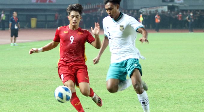 Tiền đạo Nguyễn Quốc Việt tranh chấp cùng cầu thủ U19 Indonesia tối 2/7 tại giải U19 Đông Nam Á. Ảnh: VFF