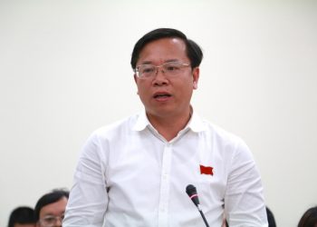 Bí thư quận Bình Tân Huỳnh Khắc Điệp nêu khó khăn trong biên chế cán bộ khi thực hiện chính quyền đô thị. Ảnh: Thu Hằng.