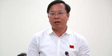 Bí thư quận Bình Tân Huỳnh Khắc Điệp nêu khó khăn trong biên chế cán bộ khi thực hiện chính quyền đô thị. Ảnh: Thu Hằng.