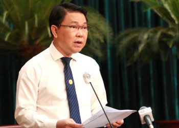 Giám đốc Sở Xây dựng TP HCM Trần Hoàng Quân trả lời chất vấn tại phiên họp HĐND TP HCM sáng 7/7. Ảnh: Thu Hằng.