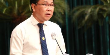 Giám đốc Sở Xây dựng TP HCM Trần Hoàng Quân trả lời chất vấn tại phiên họp HĐND TP HCM sáng 7/7. Ảnh: Thu Hằng.