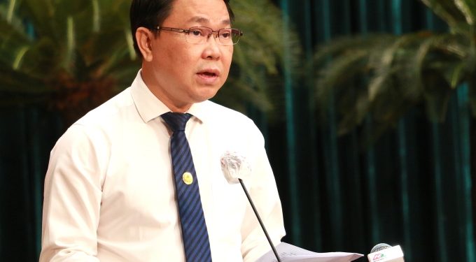 Giám đốc Sở Xây dựng TP HCM Trần Hoàng Quân trả lời chất vấn tại phiên họp HĐND TP HCM sáng 7/7. Ảnh: Thu Hằng.