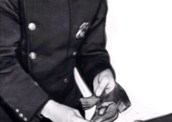 Cảnh sát trưởng của Coatesville kiểm tra giày, mũ và các vật dụng khác của Helen Moyer tại hiện trường sau vụ mất tích. Ảnh: NY Daily News