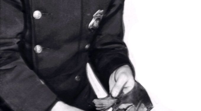 Cảnh sát trưởng của Coatesville kiểm tra giày, mũ và các vật dụng khác của Helen Moyer tại hiện trường sau vụ mất tích. Ảnh: NY Daily News