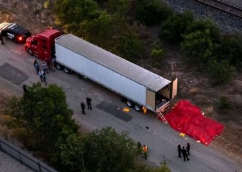 Hiện trường phát hiện xe container chứa thi thể người di cư ở ngoại ô thành phố San Antonio, bang Texas, Mỹ ngày 26/6. Ảnh: AFP.