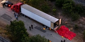 Hiện trường phát hiện xe container chứa thi thể người di cư ở ngoại ô thành phố San Antonio, bang Texas, Mỹ ngày 26/6. Ảnh: AFP.