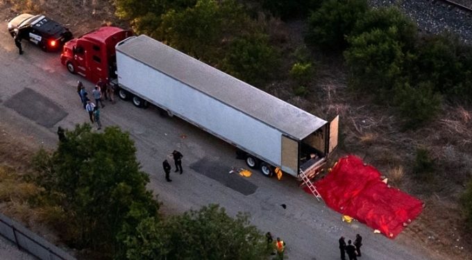 Hiện trường phát hiện xe container chứa thi thể người di cư ở ngoại ô thành phố San Antonio, bang Texas, Mỹ ngày 26/6. Ảnh: AFP.