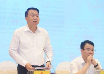 Thứ trưởng Tài chính Nguyễn Đức Chi (người đứng) trả lời tại họp báo Chính phủ thường kỳ, chiều 4/7. Ảnh: Anh Minh