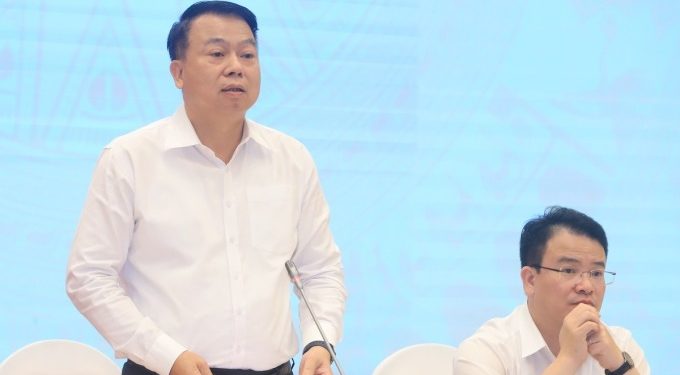 Thứ trưởng Tài chính Nguyễn Đức Chi (người đứng) trả lời tại họp báo Chính phủ thường kỳ, chiều 4/7. Ảnh: Anh Minh
