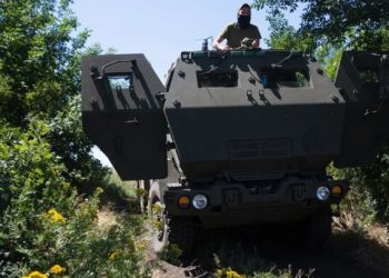 Một binh sĩ Ukraine trên bệ phóng tên lửa Ukraine ở miền đông nước này. Ảnh: Washington Post.