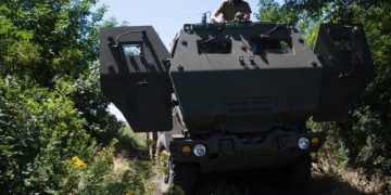 Một binh sĩ Ukraine trên bệ phóng tên lửa Ukraine ở miền đông nước này. Ảnh: Washington Post.