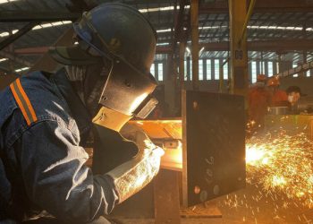 Công nhân Nguyễn Chí Bảo làm việc ở nhà máy Đại Dũng. Ảnh: An Phương