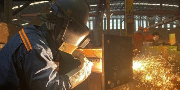 Công nhân Nguyễn Chí Bảo làm việc ở nhà máy Đại Dũng. Ảnh: An Phương