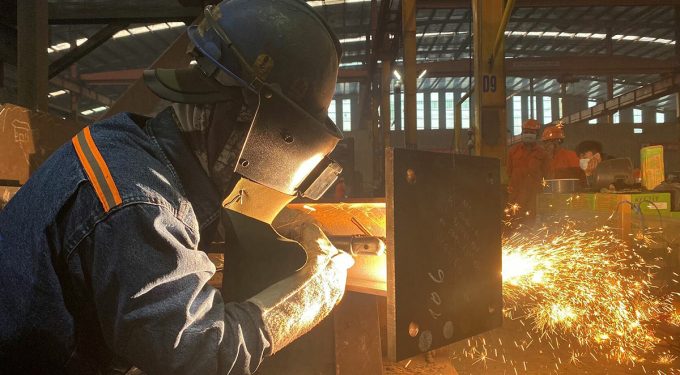 Công nhân Nguyễn Chí Bảo làm việc ở nhà máy Đại Dũng. Ảnh: An Phương