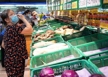 Người dân TP HCM mua hàng tại một siêu thị. Ảnh: Quỳnh Trần