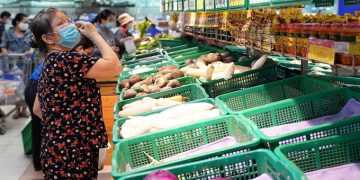 Người dân TP HCM mua hàng tại một siêu thị. Ảnh: Quỳnh Trần