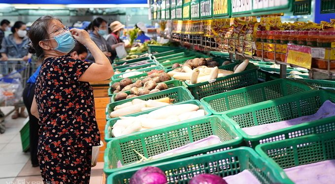 Người dân TP HCM mua hàng tại một siêu thị. Ảnh: Quỳnh Trần