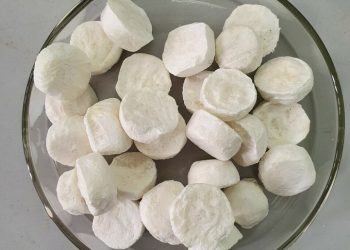 Vật liệu Aerogel từ vỏ quả sầu riêng dạng các viên có kích thước nhỏ do nhóm chế tạo thử nghiệm. Ảnh: NVCC