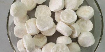 Vật liệu Aerogel từ vỏ quả sầu riêng dạng các viên có kích thước nhỏ do nhóm chế tạo thử nghiệm. Ảnh: NVCC