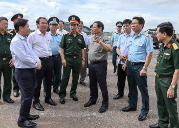 Thủ tướng Phạm Mính khảo sát hiện trường nhằm thúc đẩy tiến độ các dự án nâng công suất sân bay Tân Sơn Nhất, chiều 9/7. Ảnh: Nhật Bắc