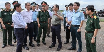Thủ tướng Phạm Mính khảo sát hiện trường nhằm thúc đẩy tiến độ các dự án nâng công suất sân bay Tân Sơn Nhất, chiều 9/7. Ảnh: Nhật Bắc