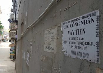 Quảng cáo cho công nhân vay tiền dán ở khu nhà trọ tại Hà Nội. Ảnh: Tất Định