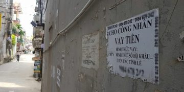 Quảng cáo cho công nhân vay tiền dán ở khu nhà trọ tại Hà Nội. Ảnh: Tất Định