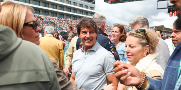 Tom Cruise (giữa) đi xem đua xe công thức 1 nhân sinh nhật tuổi 60. Ảnh: Backgrid