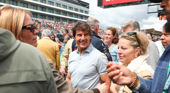 Tom Cruise (giữa) đi xem đua xe công thức 1 nhân sinh nhật tuổi 60. Ảnh: Backgrid