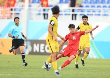 Tiền vệ Nguyễn Văn Trường (số 14) trong trận gặp Malaysia ở vòng bảng U23 châu Á tháng 6/2022 tại Uzbekistan. Ảnh: Lâm Thỏa