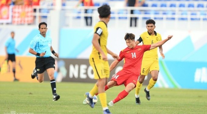 Tiền vệ Nguyễn Văn Trường (số 14) trong trận gặp Malaysia ở vòng bảng U23 châu Á tháng 6/2022 tại Uzbekistan. Ảnh: Lâm Thỏa