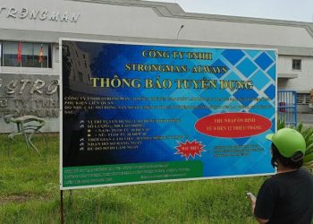 Người lao động xem thông tin tuyển dụng của nhà máy Strongman chiều 7/1. Ảnh: An Phương