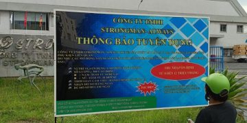 Người lao động xem thông tin tuyển dụng của nhà máy Strongman chiều 7/1. Ảnh: An Phương