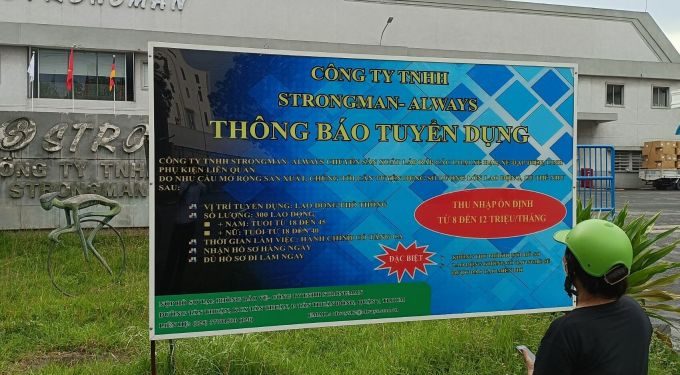 Người lao động xem thông tin tuyển dụng của nhà máy Strongman chiều 7/1. Ảnh: An Phương