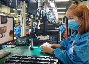 Chị Phụng trong giờ làm việc. Ảnh: Lê Tuyết