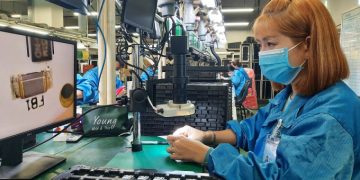 Chị Phụng trong giờ làm việc. Ảnh: Lê Tuyết