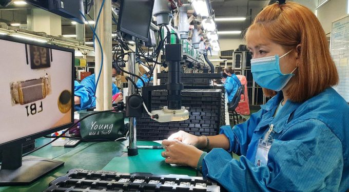 Chị Phụng trong giờ làm việc. Ảnh: Lê Tuyết