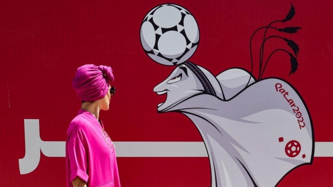 Một người phụ nữ ngắm nhìn Laeeb - linh vật World Cup 2022 - trên đường phố thủ đô Doha, Qatar hôm 13/10. Ảnh: AFP