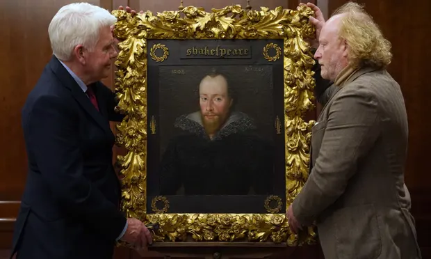 Nhà bảo tồn Adrian Phippen (phải) và chuyên gia hội họa Duncan Phillips bên chân dung William Shakespeare của Robert Peake. Ảnh: PA