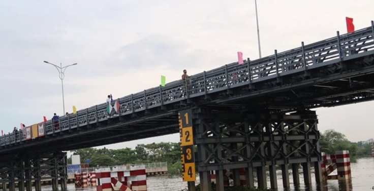 Cầu thép An Phú Đông va chạm xà lan